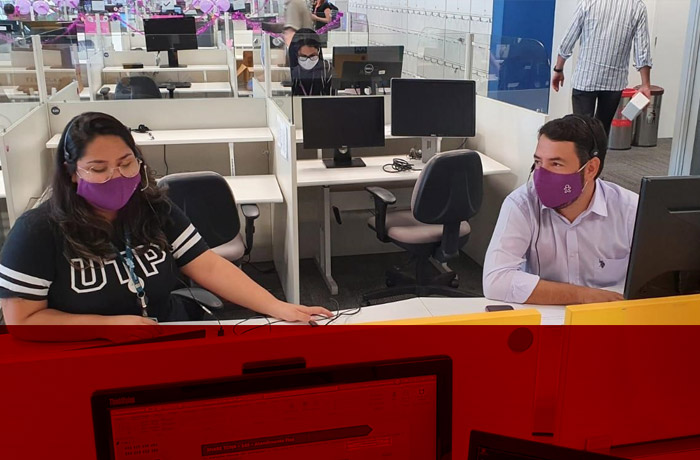 Ricardo Miras, diretor de Experiência do Cliente B2C da Vivo, ao lado de atendente do callcenter, dando apoio no atendimento ao cliente